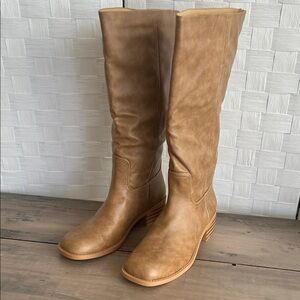 Classic Knee-High Tan Riding Boots with Low Stacked Heel